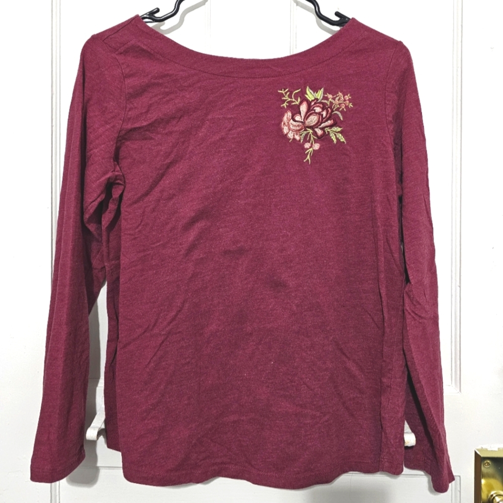 Long Sleeve w/ Embroidered Flower